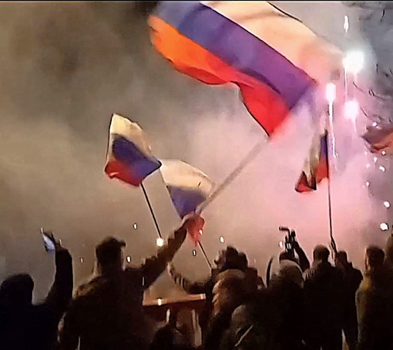 <ppp> feiern </ppp>Menschen in Donezk ...ngebiete als unabhängig anzuerkennen.   | Foto: HANDOUT (AFP)
