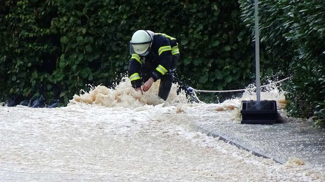 Das Wasser schoss auch durch den Gully wieder nach oben.  | Foto: Helmut Porsche