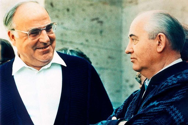 Helmut Kohl (l.) und Michail Gorbatschow im Jahr 1990  | Foto: dpa