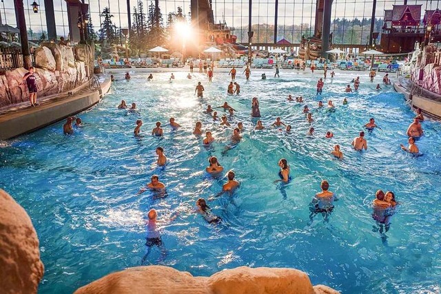 Genieen Sie warmes, trkisblaues Wasser im Wellenbad von Rulantica!  | Foto: Europa-Park