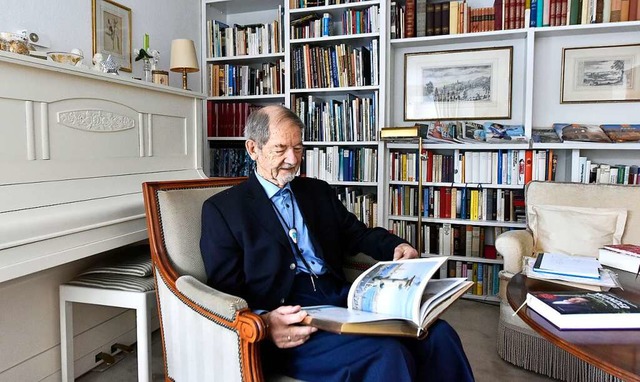 Gerhard Schmidtke im hellen Bungalow m...erikanischer Wohnkultur in Weingarten.  | Foto: Michael Bamberger