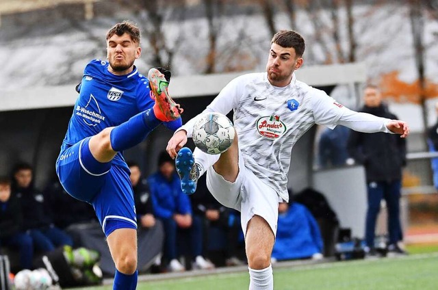 Der FC Waldkirch mit  Niclas Hug (l.) ...e von Winkler   zu den Titelkandidaten  | Foto: Achim Keller