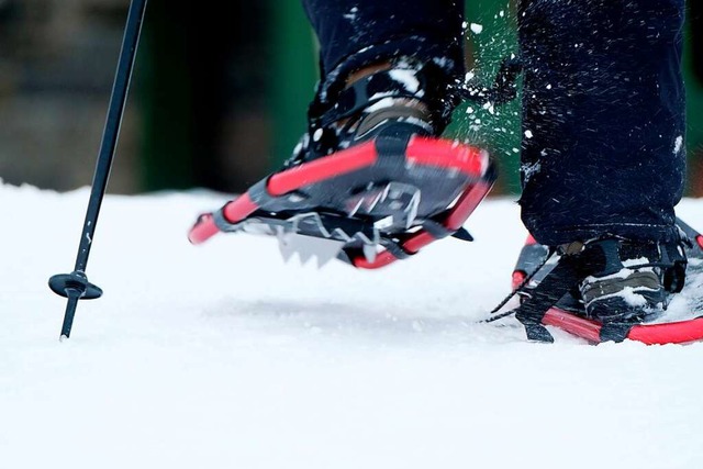 Wanderschuhe sind eine gute Wahl fr die  Schneeschuhtour.  | Foto: Sebastian Willnow (dpa)