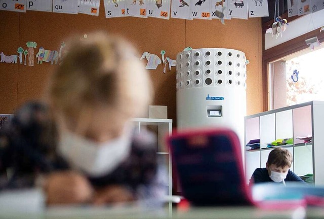 Das Ziel: Alle Klassenzimmer sollen Luftreiniger bekommen.  | Foto: Marijan Murat (dpa)