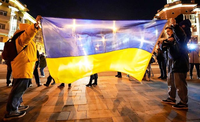 Demonstrationen im ukrainischen Mariup...ch Auswirkungen auf Deutschland haben.  | Foto: Sergei Grits (dpa)