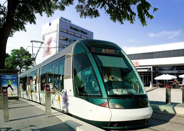 Fnf Trams und zwei Busse der Straburger Verkehrsbetriebe wurden beschossen.  | Foto: Montage Stadt kehl