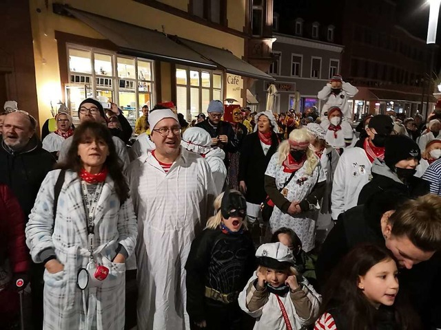 Morgens frh um sechs haben sich am Do...eugeborenen Fasnachtskinder zu werden.  | Foto: Ralf Burgmaier