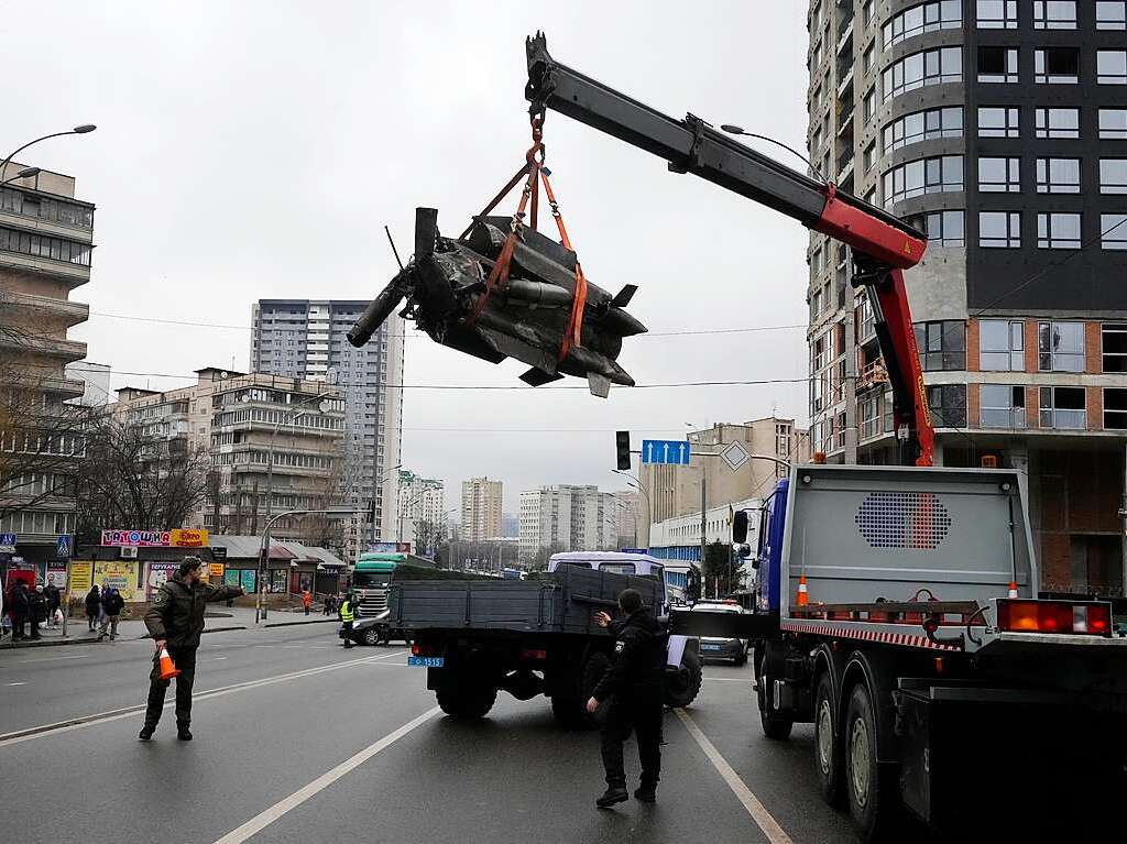 Kiew: Arbeiter verladen die Trmmer einer Rakete auf einen Lastwagen nach einem russischen Beschuss.