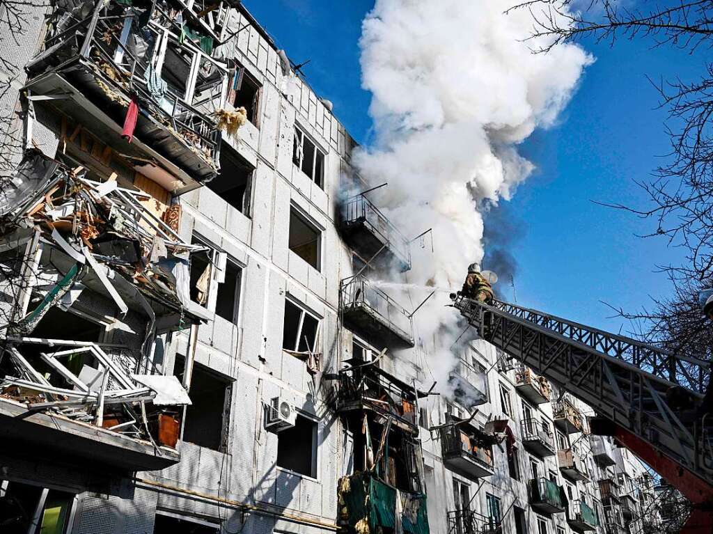 Feuerwehrleute bekmpfen einen Brand nach Bombenanschlgen auf die ostukrainische Stadt Tschuhujiw