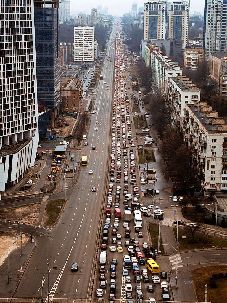 Autos stauen sich, whrend die Menschen   die Stadt Kiew verlassen.