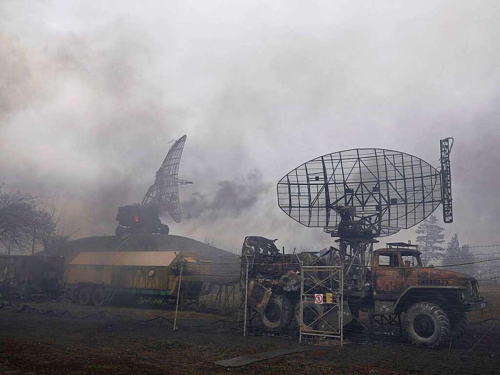 Mariupol: Rauch steigt nach einem Angriff von einer Luftabwehrbasis auf.