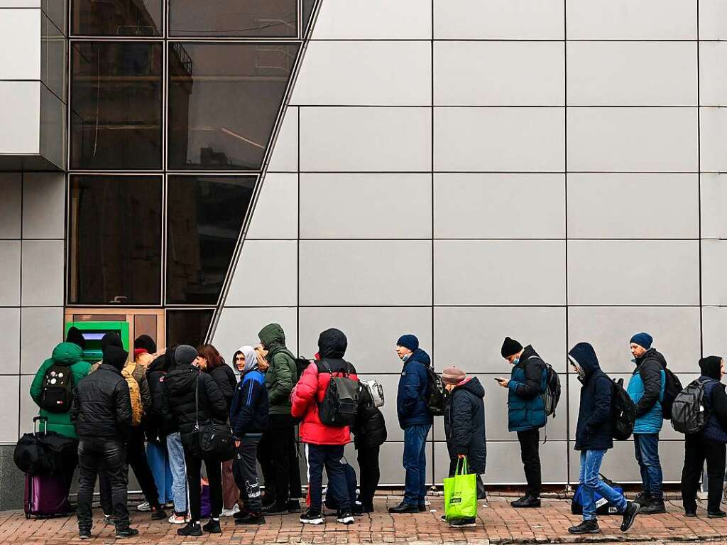 Vor Bankautomaten in Kiew bilden sich lange Schlangen.