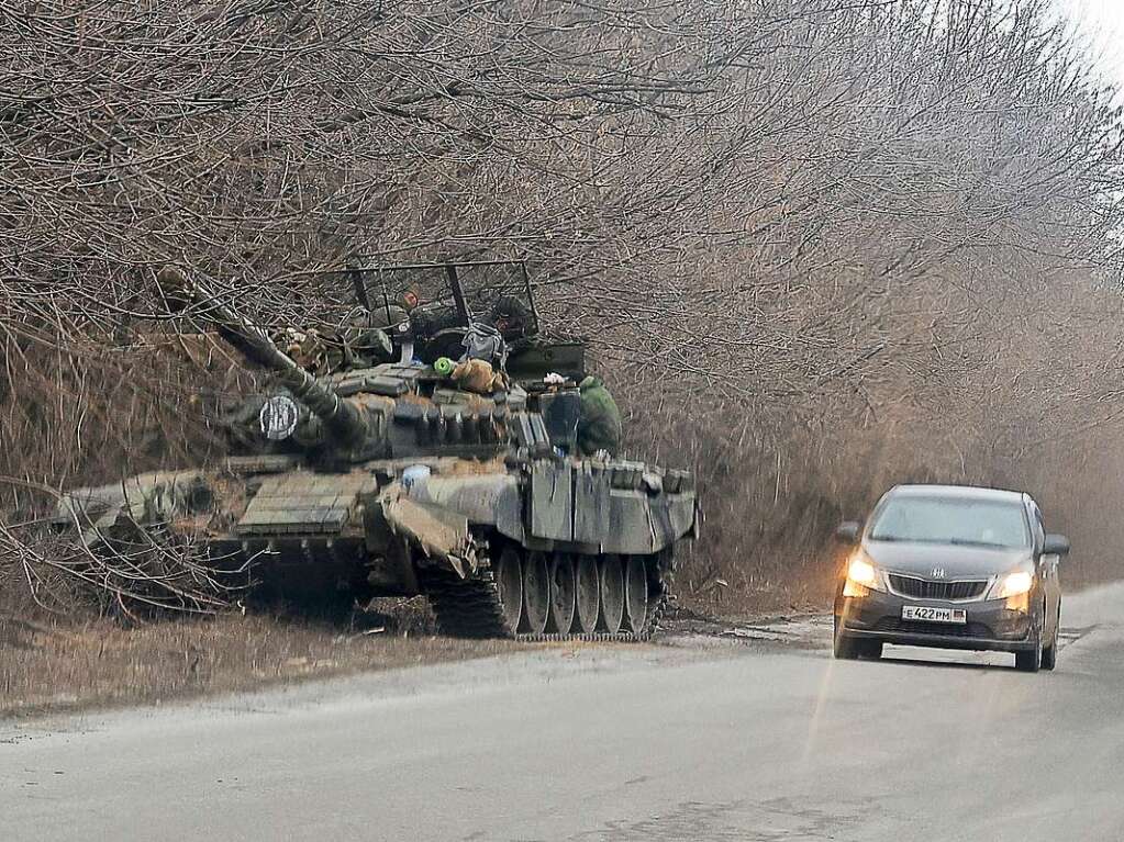 Dieses von der russischen Staatsagentur Tass verbreitete Bild soll einen Panzer am Rande einer Landstrae bei Donezk zeigen.