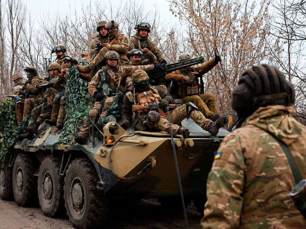 Ukrainische Soldaten bereiten sich darauf vor, einen Angriff in der ukrainischen Region Lugansk abzuwehren.