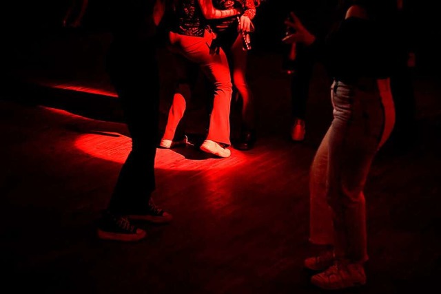 Am Wochenende drften Clubs und Diskot...11; die meisten wollen aber noch nicht  | Foto: PAU BARRENA (AFP)