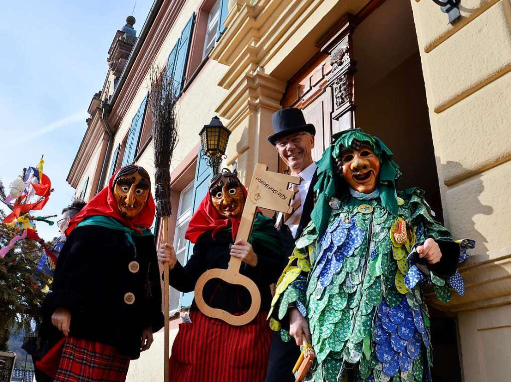 Zum letzten Mal von den Narren entmachtet: Der Ebringer Brgermeister Rainer Mosbach bekam Besuch von den Narren und Kindergartenkindern – und musste seinen Schlssel abgeben.