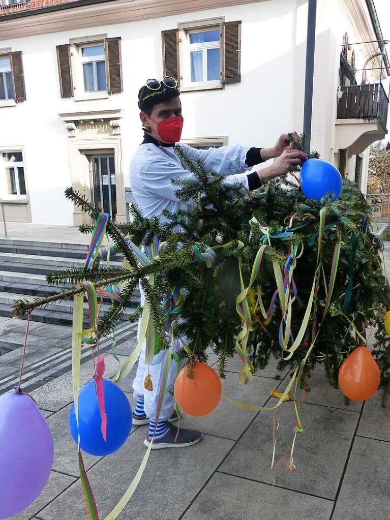 In Au wird der Narrenbaum vorbereitet.