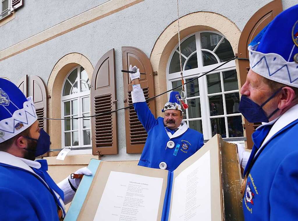 Die Bonndorfer Pflumeschlucker eroberten das Bonndorfer Rathaus. Narrenrat, Hansele und Stadtmusik zogen in den kontrollierten Bereich ums Rathaus ein.