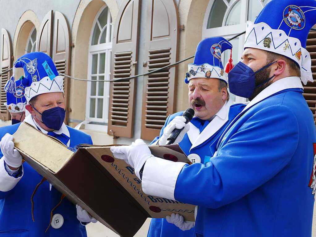 Die Bonndorfer Pflumeschlucker eroberten das Bonndorfer Rathaus. Narrenrat, Hansele und Stadtmusik zogen in den kontrollierten Bereich ums Rathaus ein.