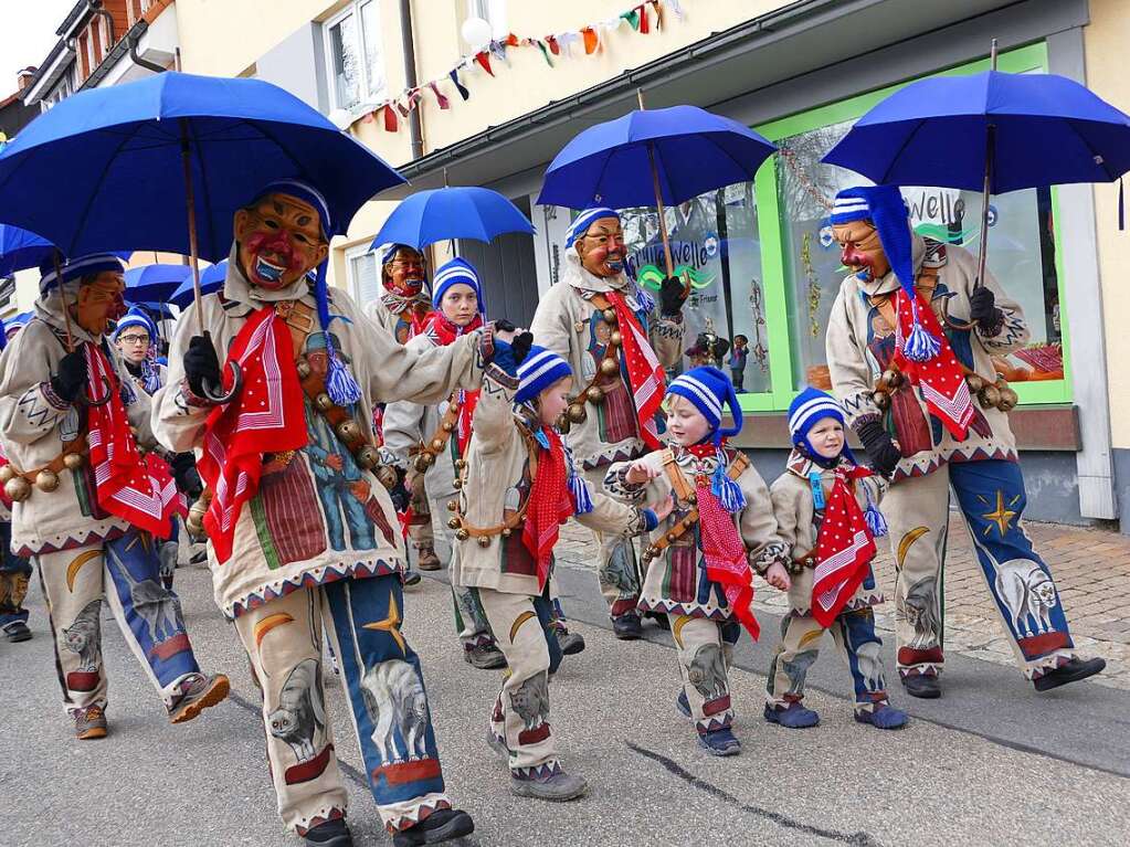 Die Bonndorfer Pflumeschlucker eroberten das Bonndorfer Rathaus. Narrenrat, Hansele und Stadtmusik zogen in den kontrollierten Bereich ums Rathaus ein.