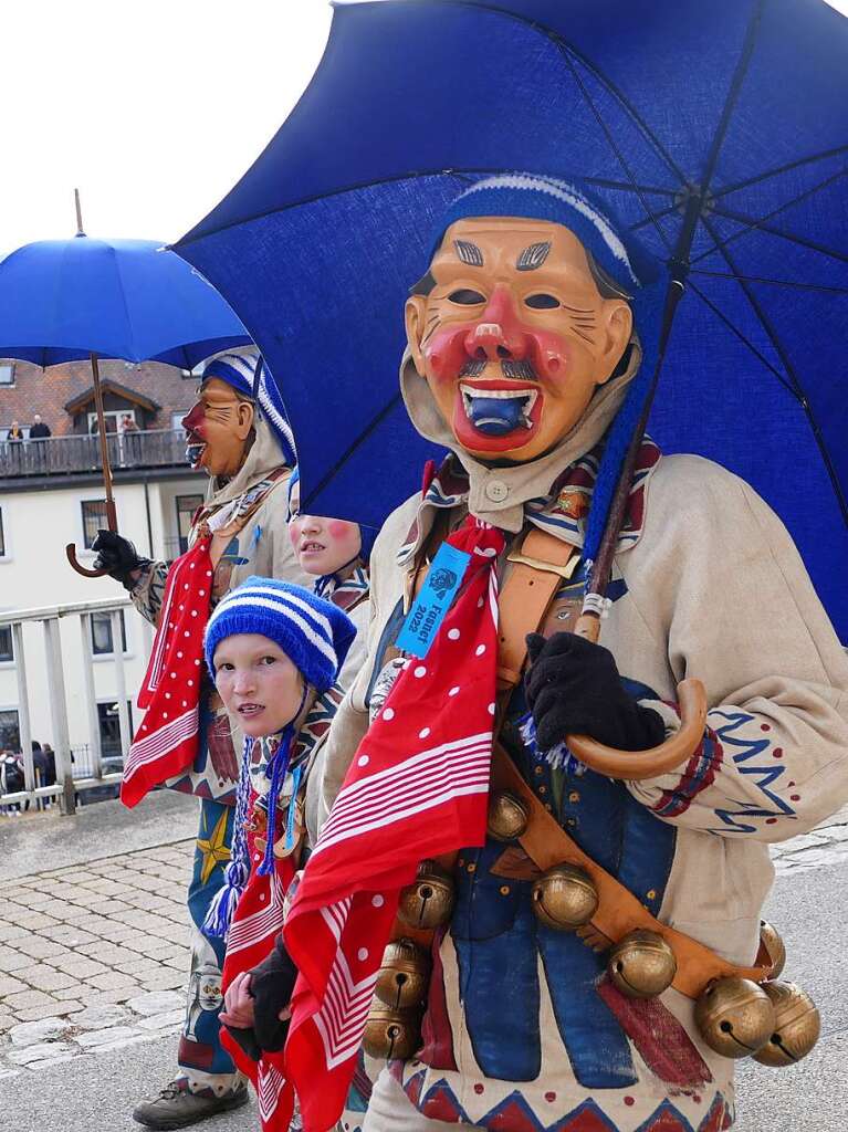 Die Bonndorfer Pflumeschlucker eroberten das Bonndorfer Rathaus. Narrenrat, Hansele und Stadtmusik zogen in den kontrollierten Bereich ums Rathaus ein.