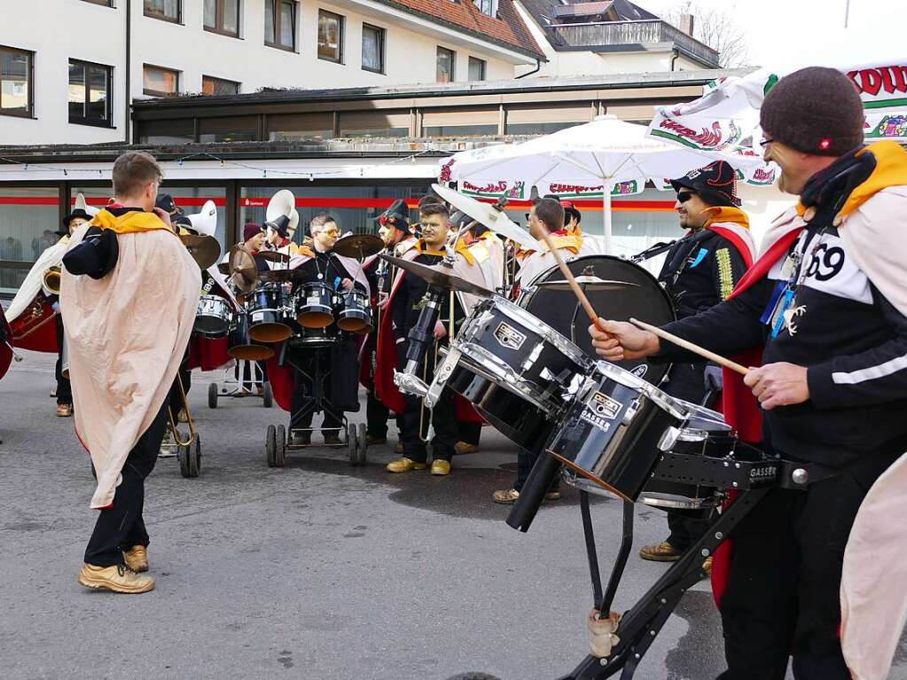 Die Bonndorfer Pflumeschlucker eroberten das Bonndorfer Rathaus. Narrenrat, Hansele und Stadtmusik zogen in den kontrollierten Bereich ums Rathaus ein.