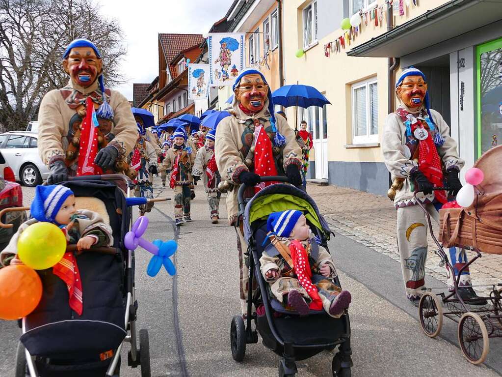 Die Bonndorfer Pflumeschlucker eroberten das Bonndorfer Rathaus. Narrenrat, Hansele und Stadtmusik zogen in den kontrollierten Bereich ums Rathaus ein.