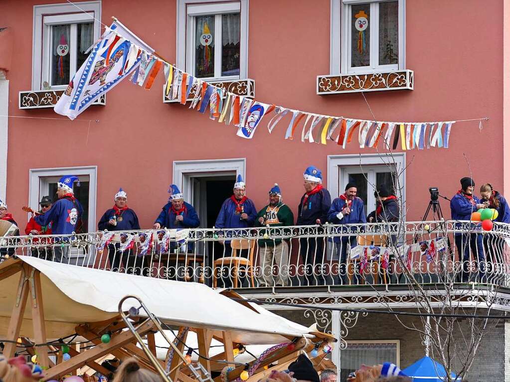 Die Bonndorfer Pflumeschlucker eroberten das Bonndorfer Rathaus. Narrenrat, Hansele und Stadtmusik zogen in den kontrollierten Bereich ums Rathaus ein.