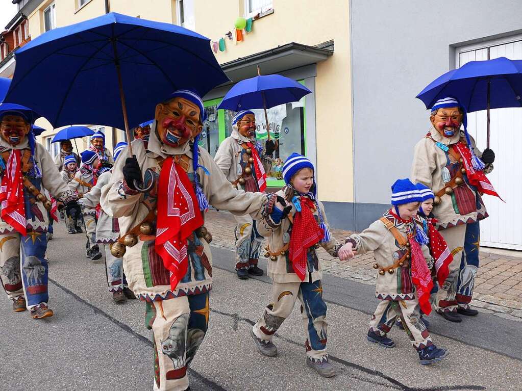 Die Bonndorfer Pflumeschlucker eroberten das Bonndorfer Rathaus. Narrenrat, Hansele und Stadtmusik zogen in den kontrollierten Bereich ums Rathaus ein.