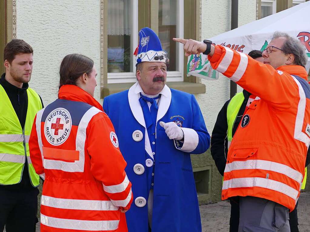 Die Bonndorfer Pflumeschlucker eroberten das Bonndorfer Rathaus. Narrenrat, Hansele und Stadtmusik zogen in den kontrollierten Bereich ums Rathaus ein.