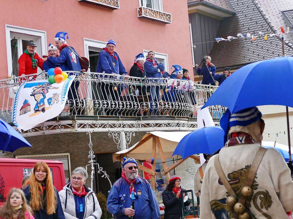 Die Bonndorfer Pflumeschlucker eroberten das Bonndorfer Rathaus. Narrenrat, Hansele und Stadtmusik zogen in den kontrollierten Bereich ums Rathaus ein.