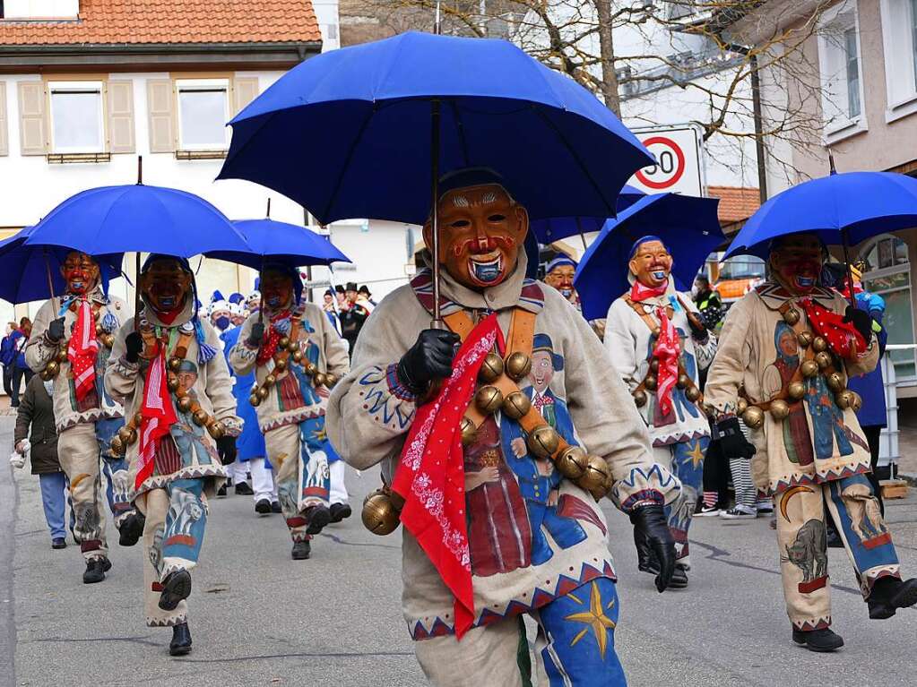 Die Bonndorfer Pflumeschlucker eroberten das Bonndorfer Rathaus. Narrenrat, Hansele und Stadtmusik zogen in den kontrollierten Bereich ums Rathaus ein.