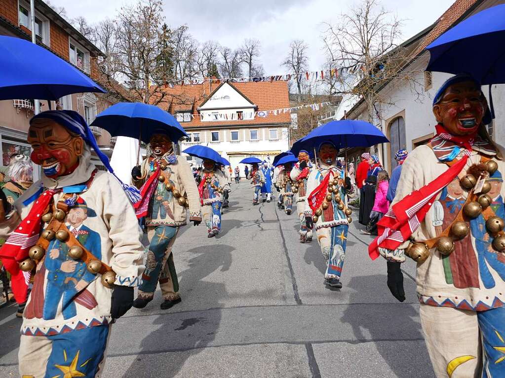 Die Bonndorfer Pflumeschlucker eroberten das Bonndorfer Rathaus. Narrenrat, Hansele und Stadtmusik zogen in den kontrollierten Bereich ums Rathaus ein.