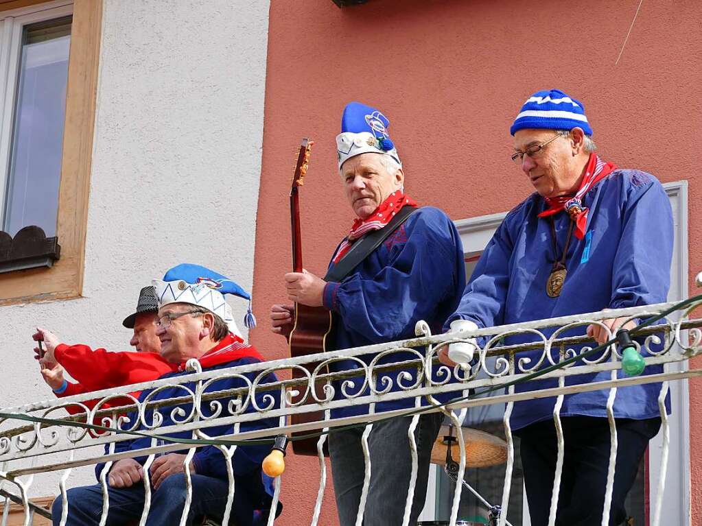 Die Bonndorfer Pflumeschlucker eroberten das Bonndorfer Rathaus. Narrenrat, Hansele und Stadtmusik zogen in den kontrollierten Bereich ums Rathaus ein.