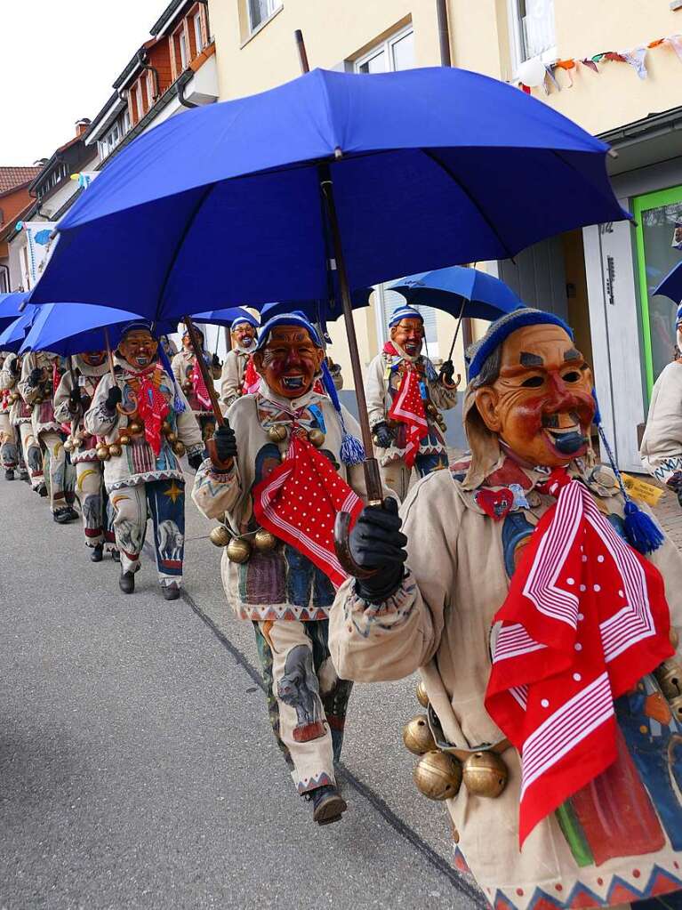 Die Bonndorfer Pflumeschlucker eroberten das Bonndorfer Rathaus. Narrenrat, Hansele und Stadtmusik zogen in den kontrollierten Bereich ums Rathaus ein.