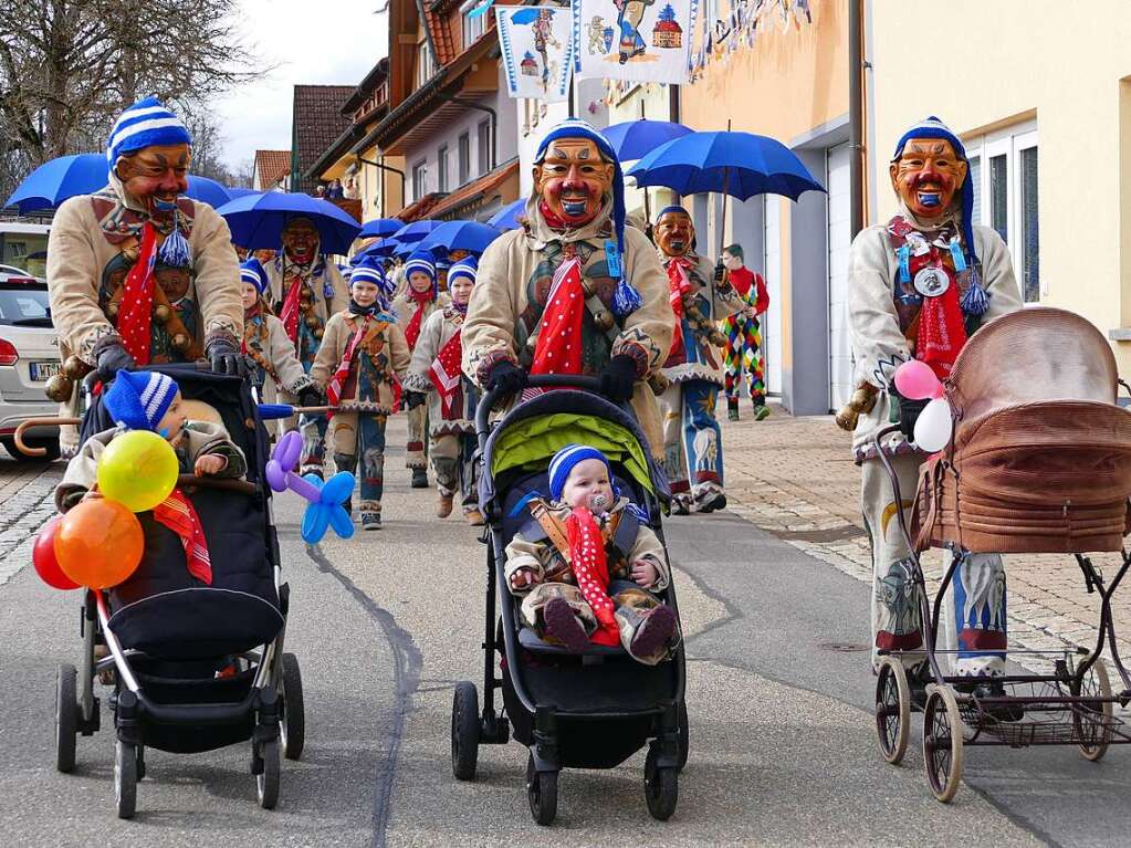 Die Bonndorfer Pflumeschlucker eroberten das Bonndorfer Rathaus. Narrenrat, Hansele und Stadtmusik zogen in den kontrollierten Bereich ums Rathaus ein.