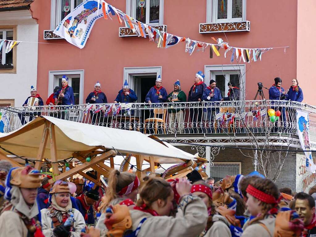 Die Bonndorfer Pflumeschlucker eroberten das Bonndorfer Rathaus. Narrenrat, Hansele und Stadtmusik zogen in den kontrollierten Bereich ums Rathaus ein.