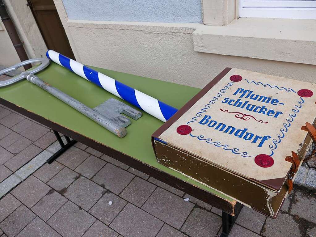 Die Bonndorfer Pflumeschlucker eroberten das Bonndorfer Rathaus. Narrenrat, Hansele und Stadtmusik zogen in den kontrollierten Bereich ums Rathaus ein.