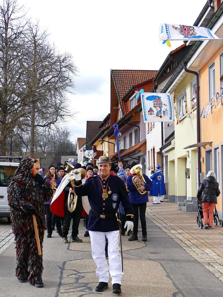 Die Bonndorfer Pflumeschlucker eroberten das Bonndorfer Rathaus. Narrenrat, Hansele und Stadtmusik zogen in den kontrollierten Bereich ums Rathaus ein.