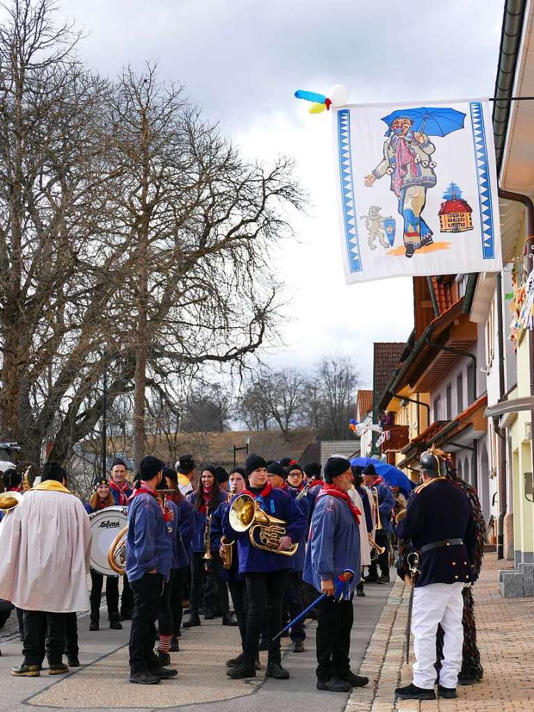 Die Bonndorfer Pflumeschlucker eroberten das Bonndorfer Rathaus. Narrenrat, Hansele und Stadtmusik zogen in den kontrollierten Bereich ums Rathaus ein.