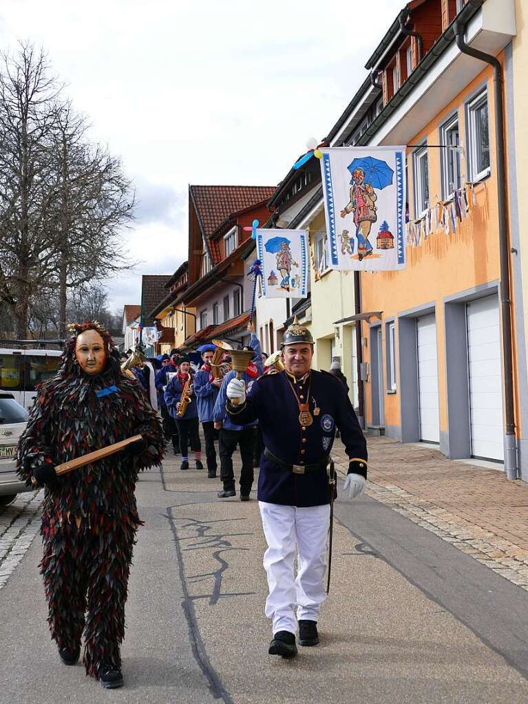 Die Bonndorfer Pflumeschlucker eroberten das Bonndorfer Rathaus. Narrenrat, Hansele und Stadtmusik zogen in den kontrollierten Bereich ums Rathaus ein.