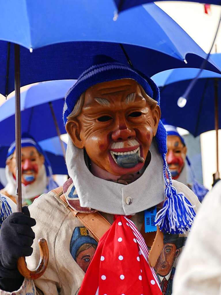 Die Bonndorfer Pflumeschlucker eroberten das Bonndorfer Rathaus. Narrenrat, Hansele und Stadtmusik zogen in den kontrollierten Bereich ums Rathaus ein.