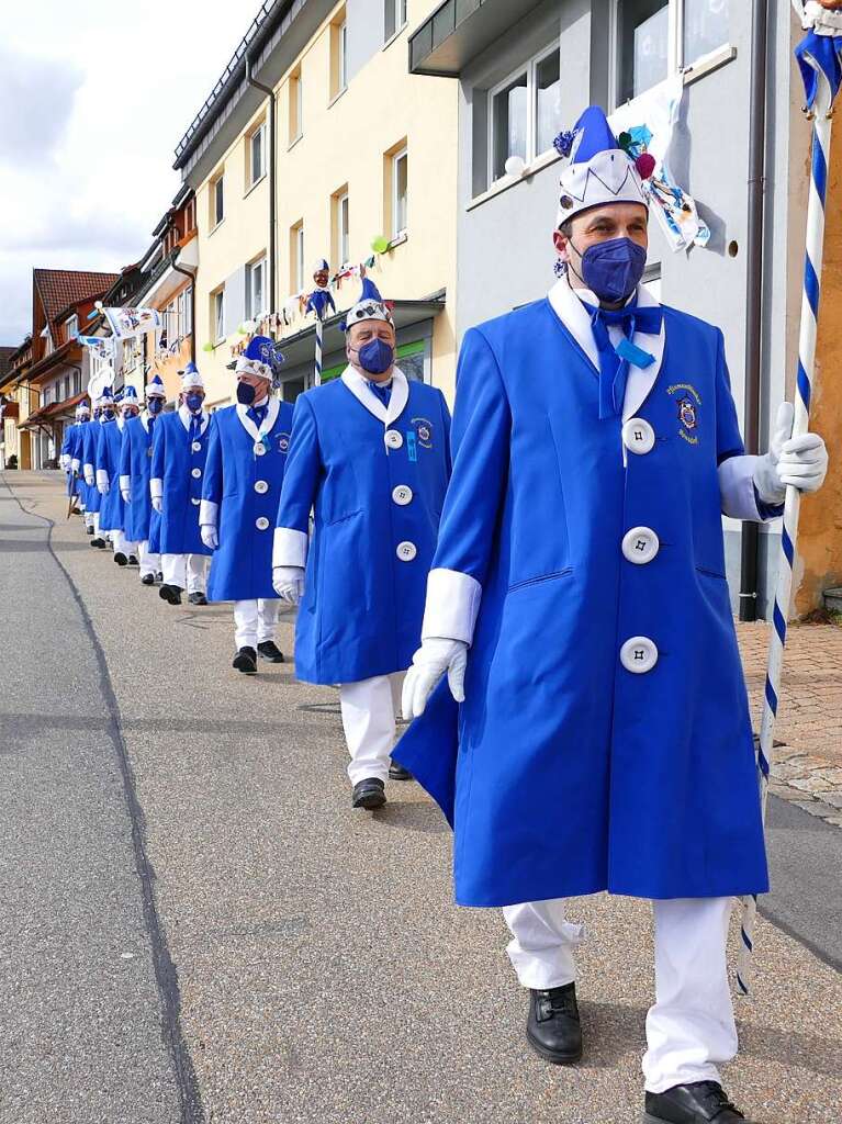 Die Bonndorfer Pflumeschlucker eroberten das Bonndorfer Rathaus. Narrenrat, Hansele und Stadtmusik zogen in den kontrollierten Bereich ums Rathaus ein.