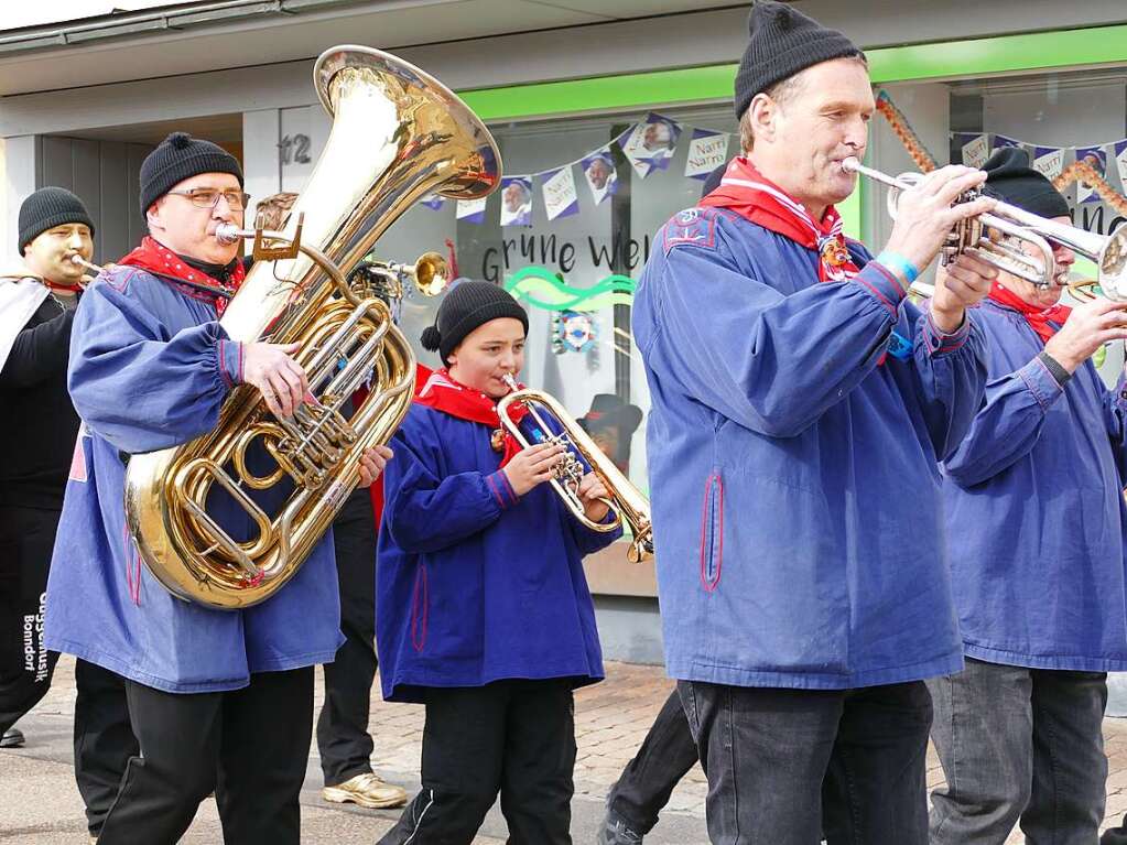 Die Bonndorfer Pflumeschlucker eroberten das Bonndorfer Rathaus. Narrenrat, Hansele und Stadtmusik zogen in den kontrollierten Bereich ums Rathaus ein.