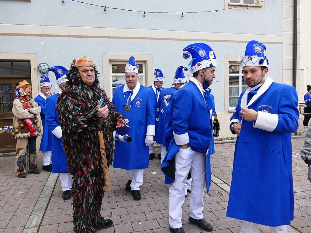 Die Bonndorfer Pflumeschlucker eroberten das Bonndorfer Rathaus. Narrenrat, Hansele und Stadtmusik zogen in den kontrollierten Bereich ums Rathaus ein.