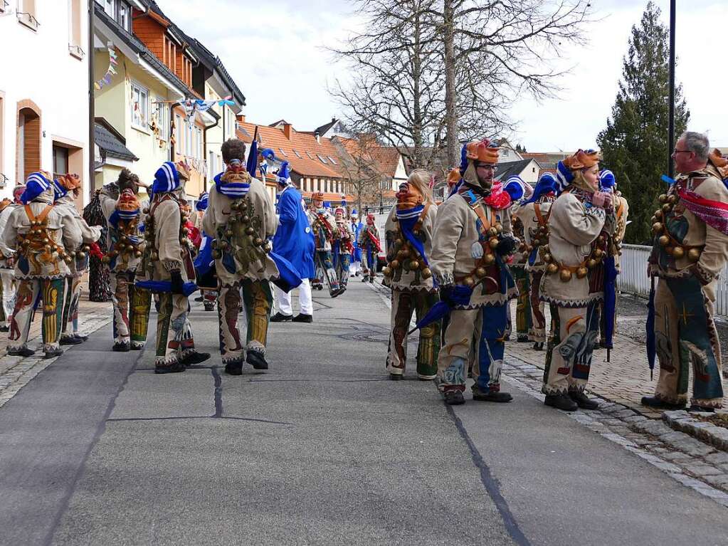 Die Bonndorfer Pflumeschlucker eroberten das Bonndorfer Rathaus. Narrenrat, Hansele und Stadtmusik zogen in den kontrollierten Bereich ums Rathaus ein.