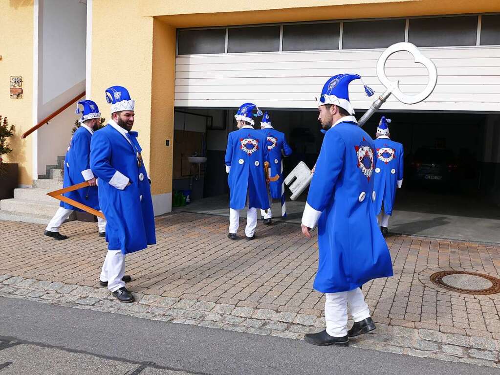 Die Bonndorfer Pflumeschlucker eroberten das Bonndorfer Rathaus. Narrenrat, Hansele und Stadtmusik zogen in den kontrollierten Bereich ums Rathaus ein.