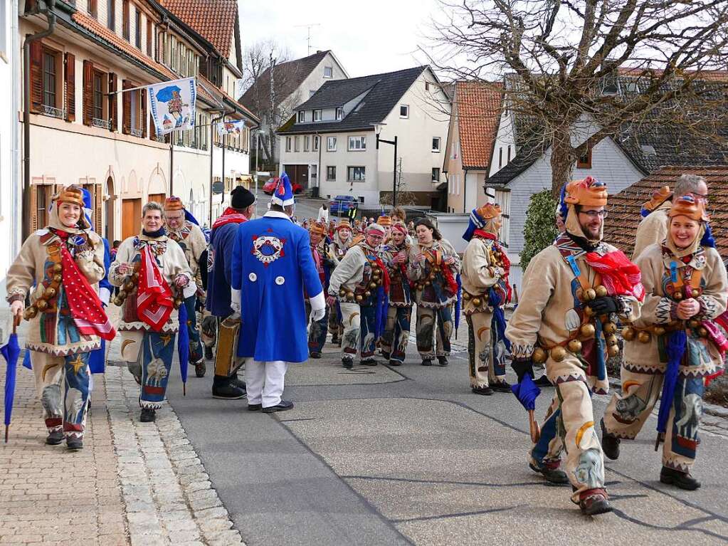 Die Bonndorfer Pflumeschlucker eroberten das Bonndorfer Rathaus. Narrenrat, Hansele und Stadtmusik zogen in den kontrollierten Bereich ums Rathaus ein.