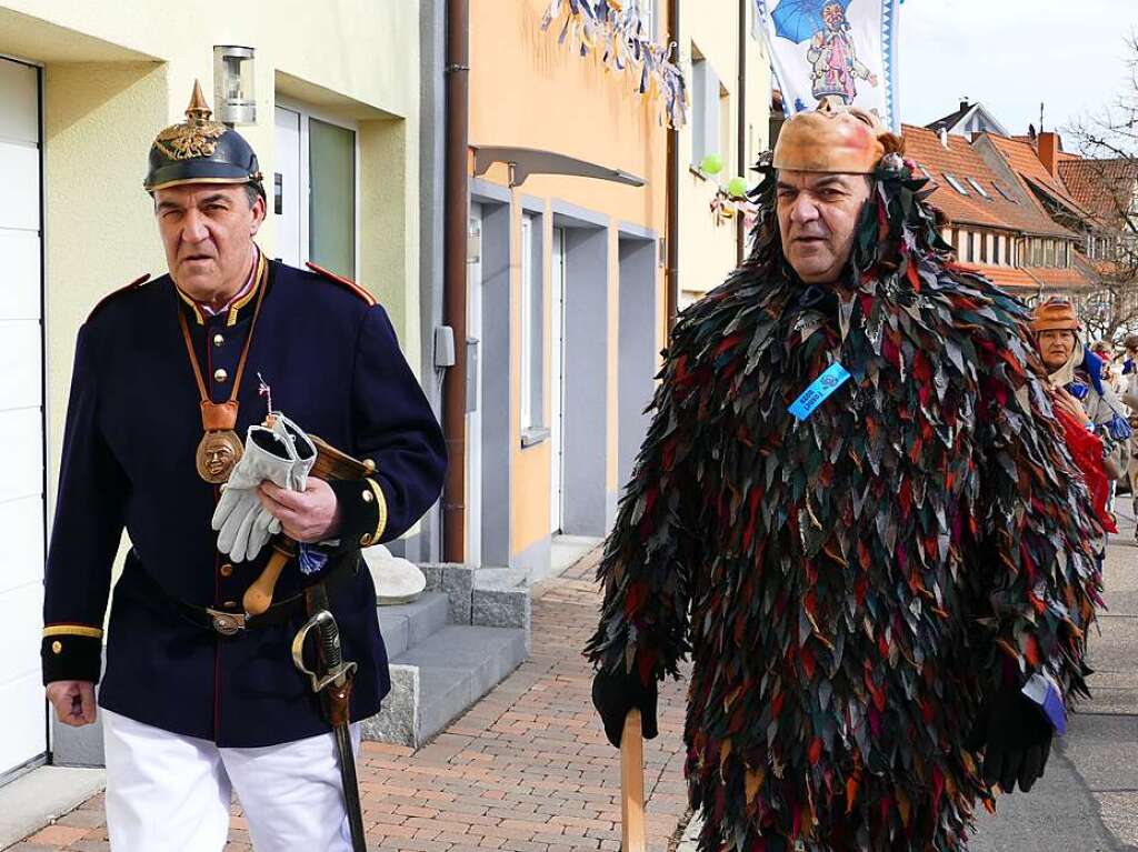 Narrenbolizei Alexander Wetz (links) und Fozlihansele Frank Wetz (rechts) auf dem Weg zur Aufstellung in der Spiegelstrae.