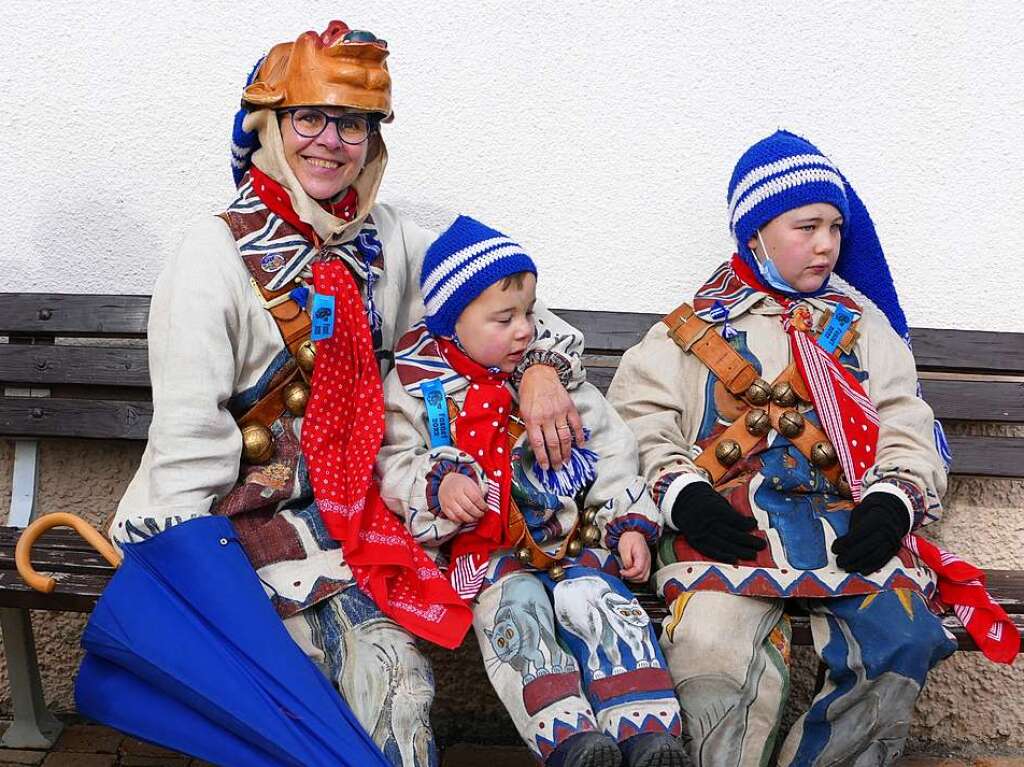 Die Bonndorfer Pflumeschlucker eroberten das Bonndorfer Rathaus. Narrenrat, Hansele und Stadtmusik zogen in den kontrollierten Bereich ums Rathaus ein.